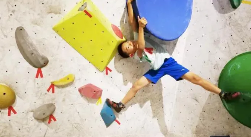 烁石攀岩入驻pa集团官网商业，让娃尽情飞檐走壁，刺激