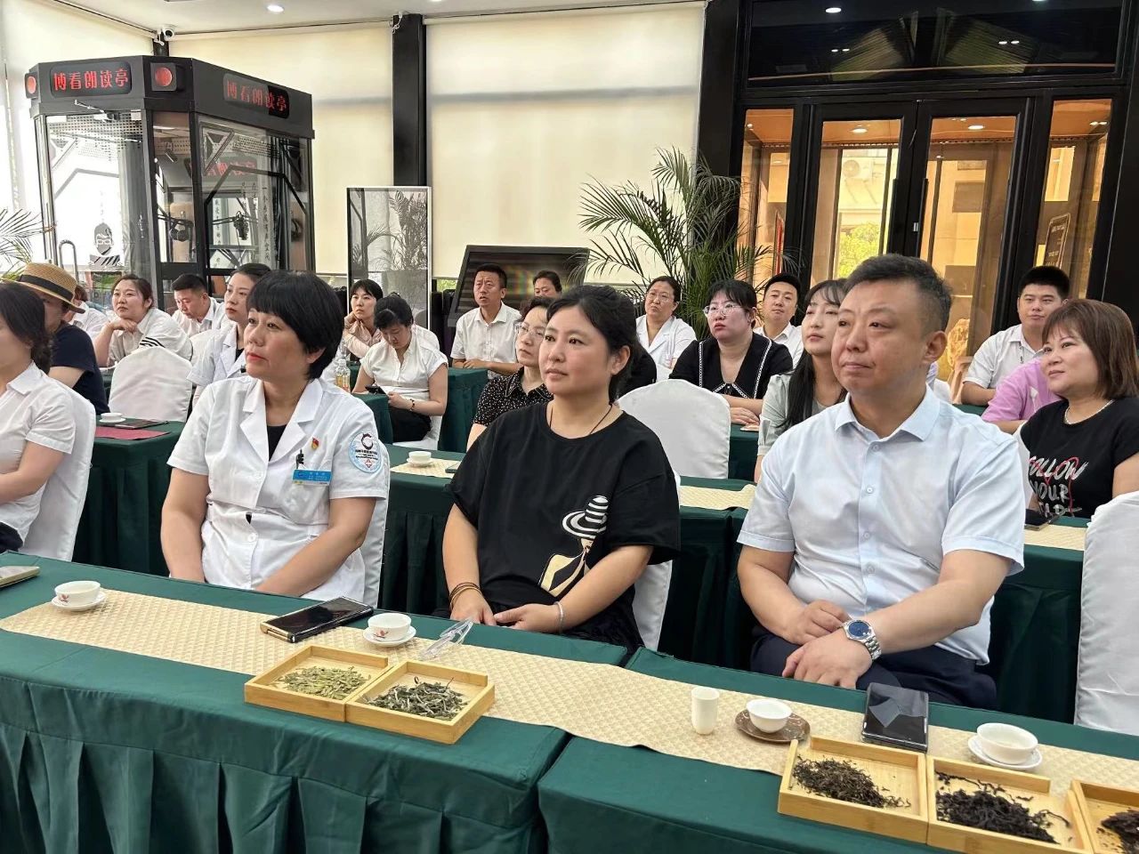 茶情雅韵 品香涤心丨pa集团官网集团、温泉集团、公服集团茶艺兴趣班开课