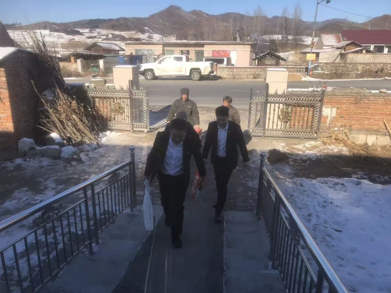 情暖元旦 心系学子——迎宾汽车公司党支部开展走访慰问活动